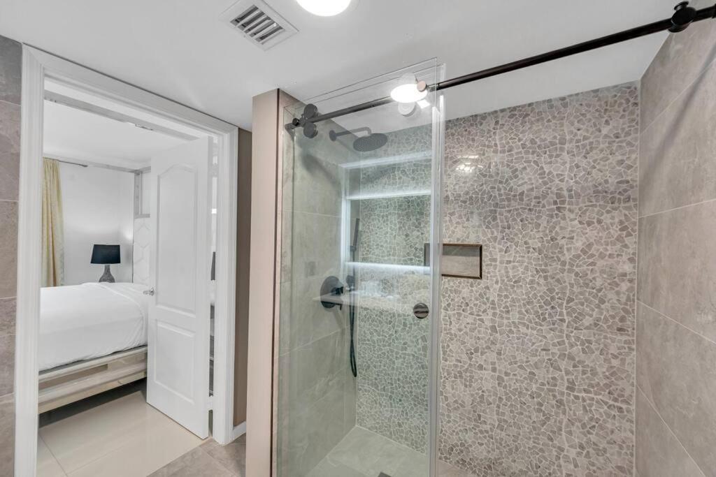 Apartmán Luxurious Private Unit With Parking Miami Exteriér fotografie