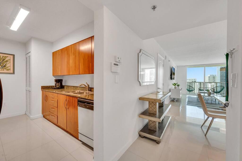 Apartmán Luxurious Private Unit With Parking Miami Exteriér fotografie
